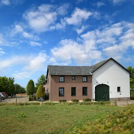 Дом отдыха Attractive Farmhouse In South Limburg With Terrace