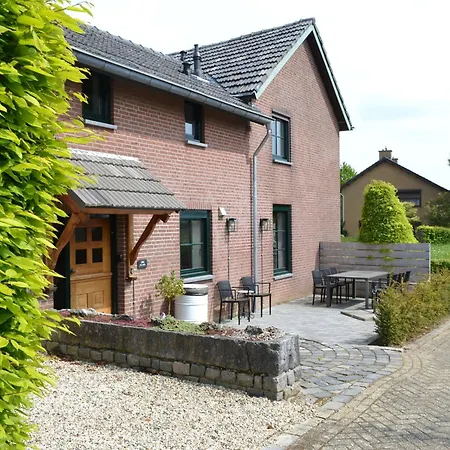 Дом отдыха Attractive Farmhouse In South Limburg With Terrace
