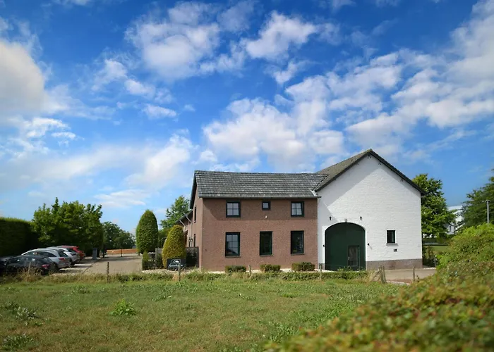 Дом отдыха Attractive Farmhouse In South Limburg With Terrace