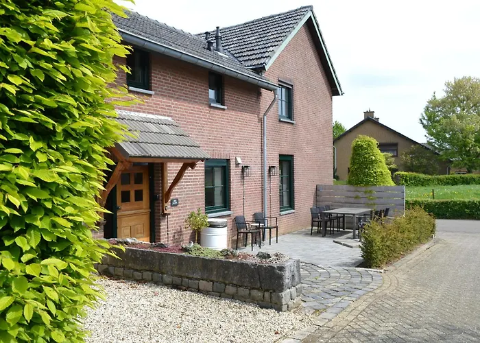 Дом отдыха Attractive Farmhouse In South Limburg With Terrace